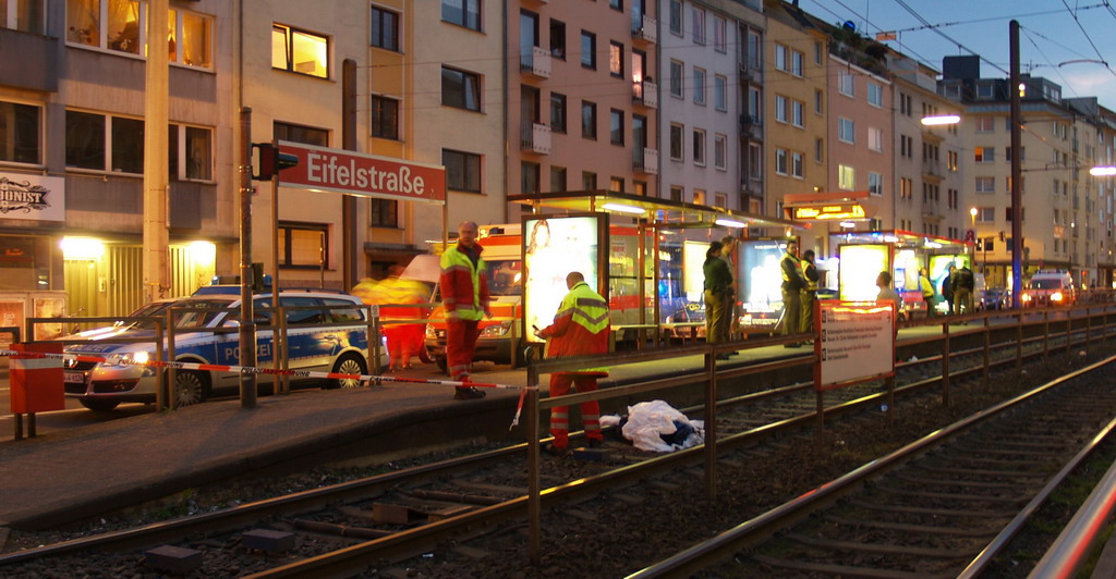 Person unter KVB Bahn Koeln Eifelstr P04.JPG